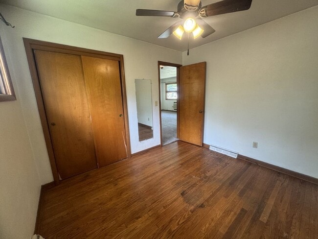 Building Photo - 1906 E Maxwell Ln