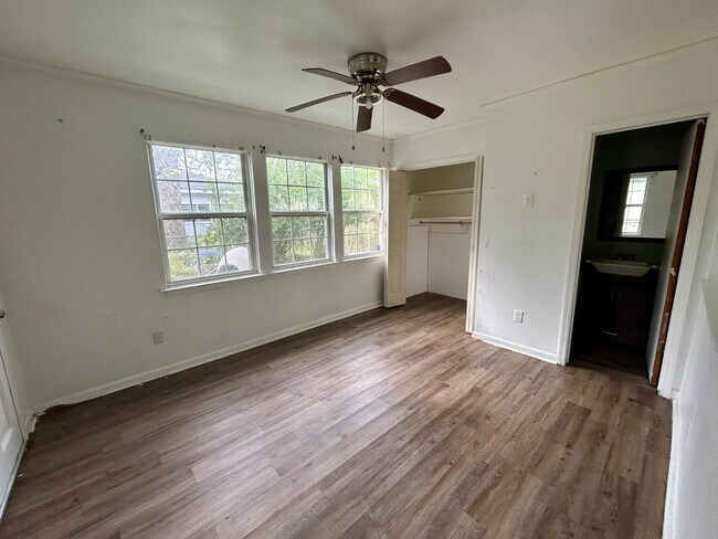 Building Photo - 903 Googe St