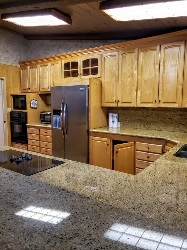 Building Photo - Mostly Furnished Bishop home with large living, dining space and a sun room.