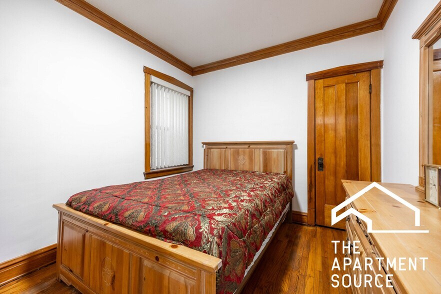 Building Photo - 2305 N Melvina Ave