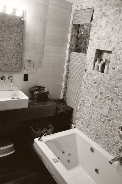 east bath - 11818 Pacific Ave