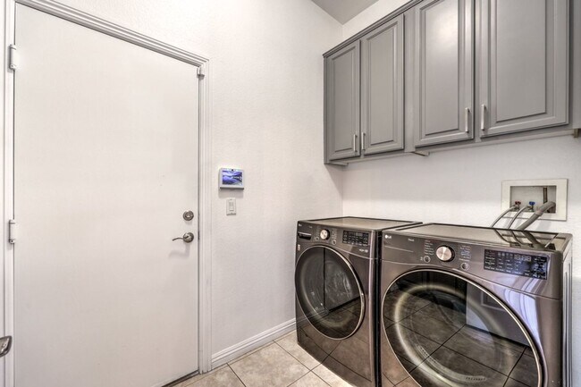 Building Photo - Stylishly Updated Henderson Home | New Stainless Steel Appliances | Heated Pool
