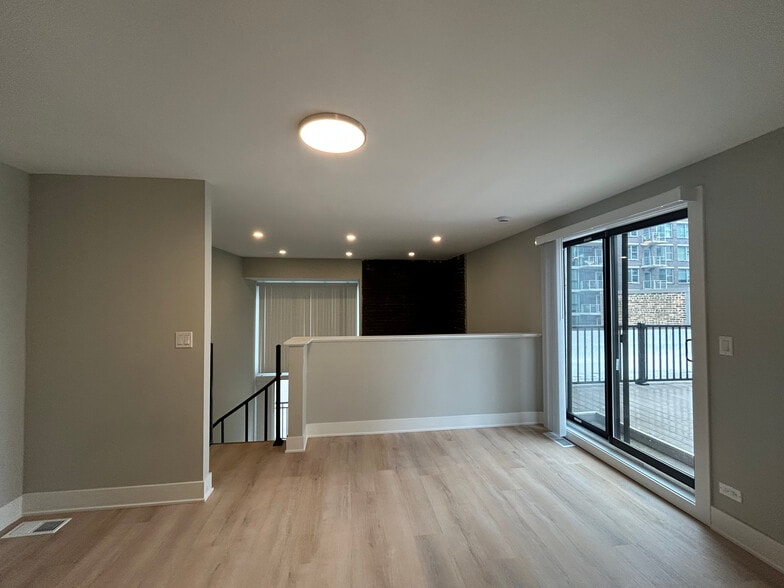 Building Photo - 1214 N La Salle Dr