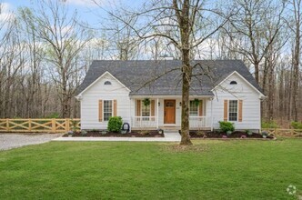 Building Photo - Country Living on 5 Acres
