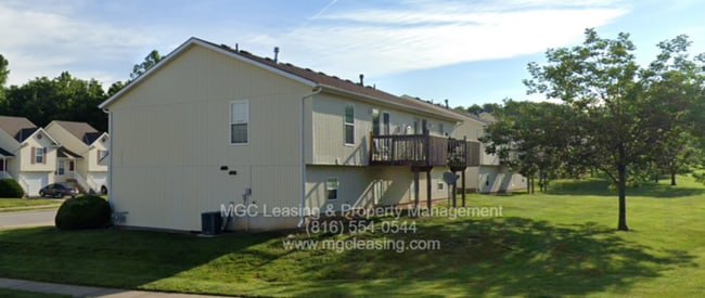 Building Photo - Creekwood Townhomes with 2-vehicle garage ...