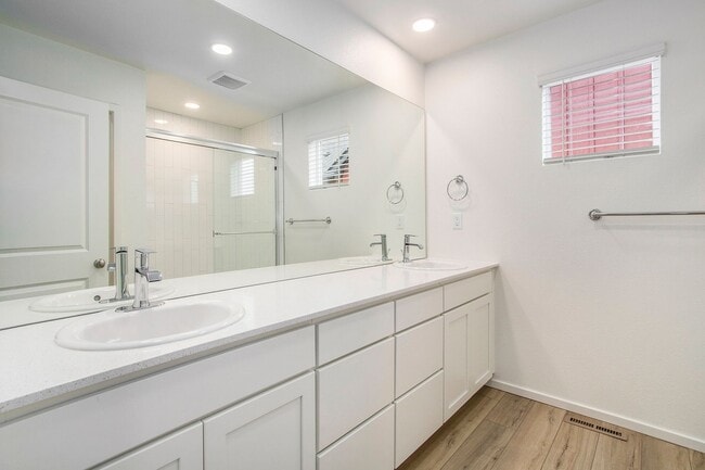 Building Photo - Exquisite 3 Bed 2.5 Bath Single Family Home