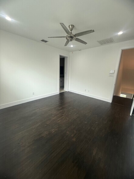 Building Photo - 3008 Zenia Dr