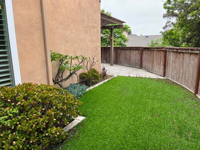 Building Photo - Charming end-unit home in Tamarack Point~ ...