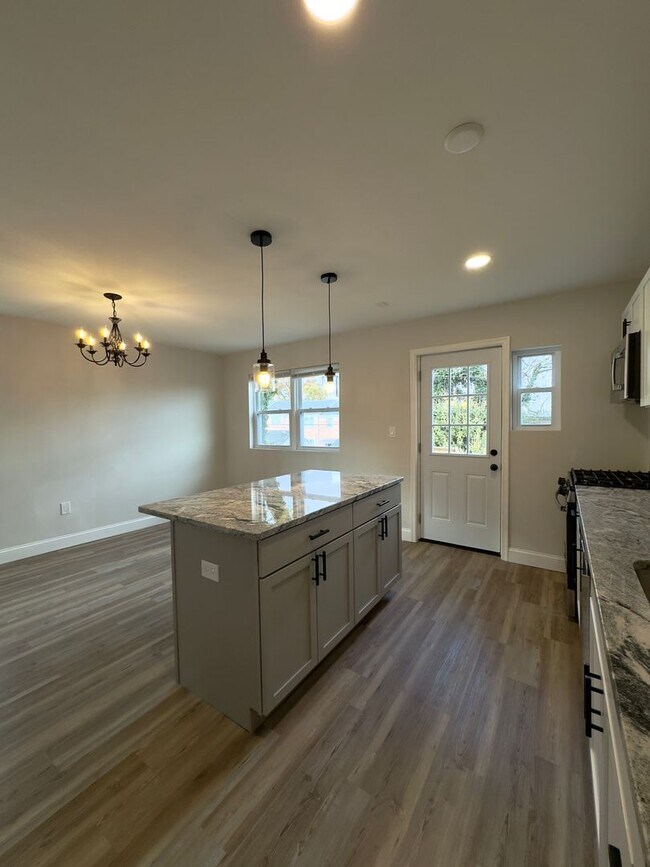 Building Photo - Spacious 3Bed/2Bath Townhome with Modern Amenities and Outdoor Space in Woodlawn MD