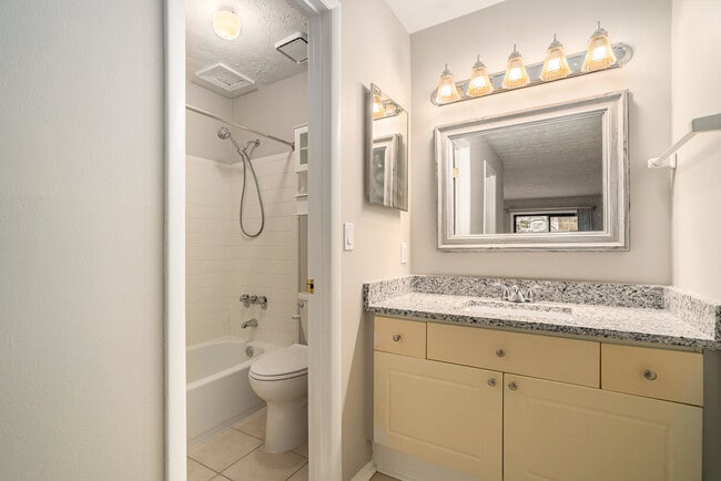 Building Photo - 1115 Summit N Dr