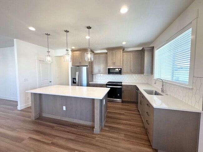 Building Photo - Beautiful 1 year old home available now!