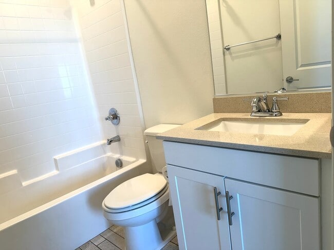 Building Photo - Gorgeous bright 3 bedroom 2.5 bath townhome
