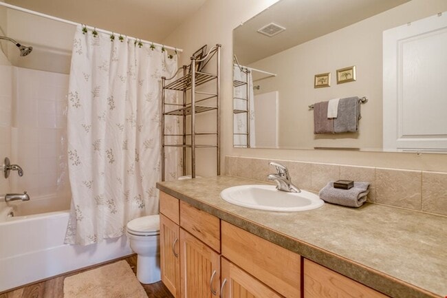 Building Photo - Furnished 3 Bedroom only 24 minutes from M...