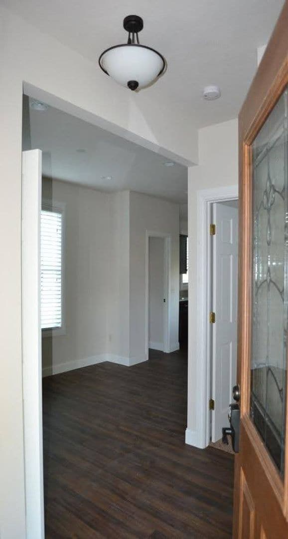 Building Photo - Beautiful Remodeled 1+ Bedroom