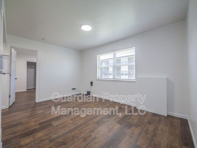 Building Photo - 1121 N College Dr