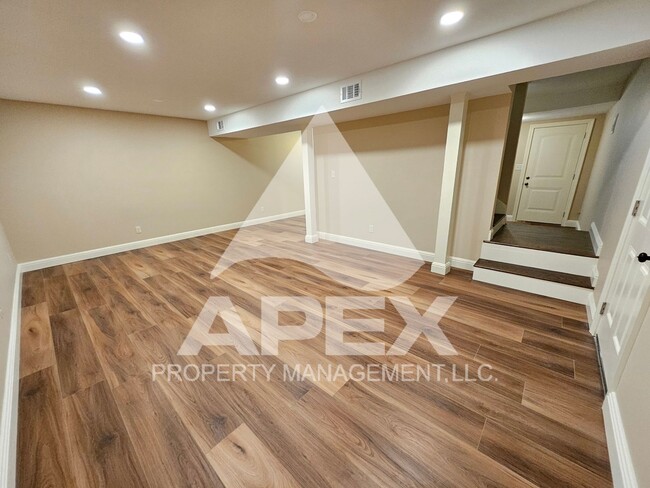 Building Photo - Renovated - 2 Bd 2.5 Ba Townhouse Duplex w/Huge Bonus room and oversized 1-car garage in West Kno...