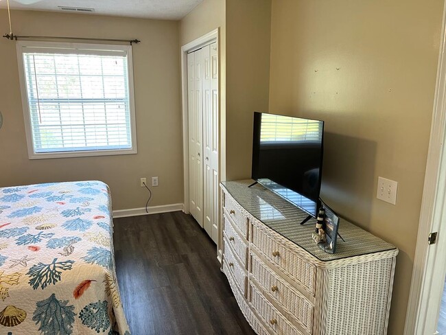 Building Photo - 537 White River Dr