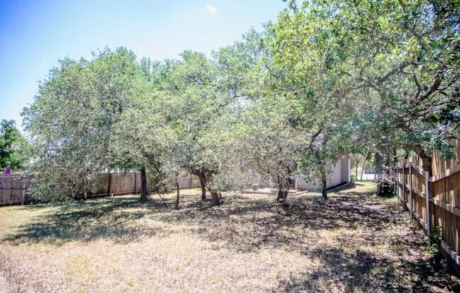 Building Photo - 2022 Ridge View Dr
