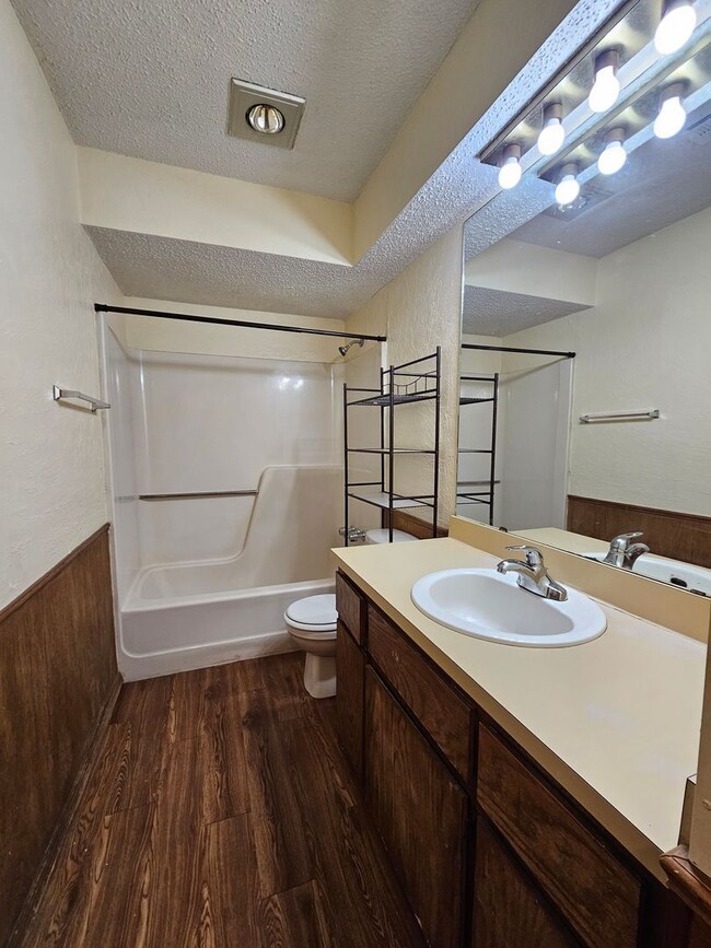 Building Photo - (3) Bed/(2) Bath SE Norman! Easy Access to I35.