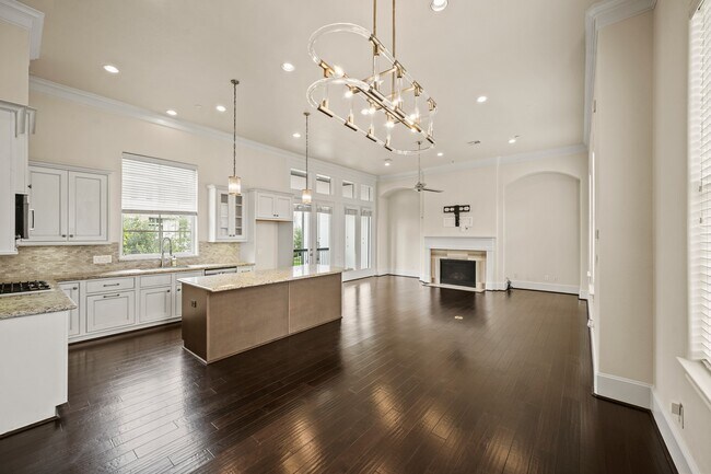 Building Photo - 2003 Covent Garden Station