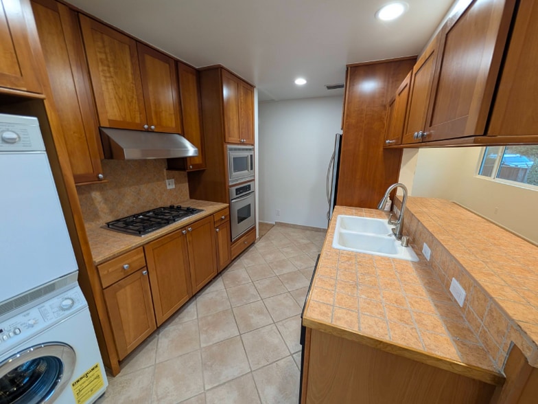 Building Photo - 421 Tustin Ave