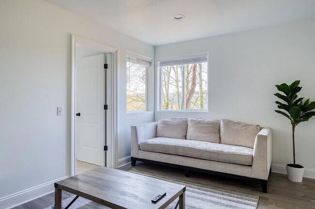 Building Photo - Beautiful Lower-Level Home in Bellevue
