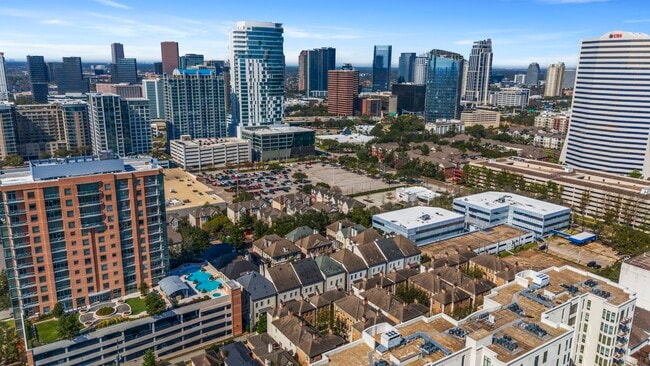 Building Photo - 2174 Briarglen Dr