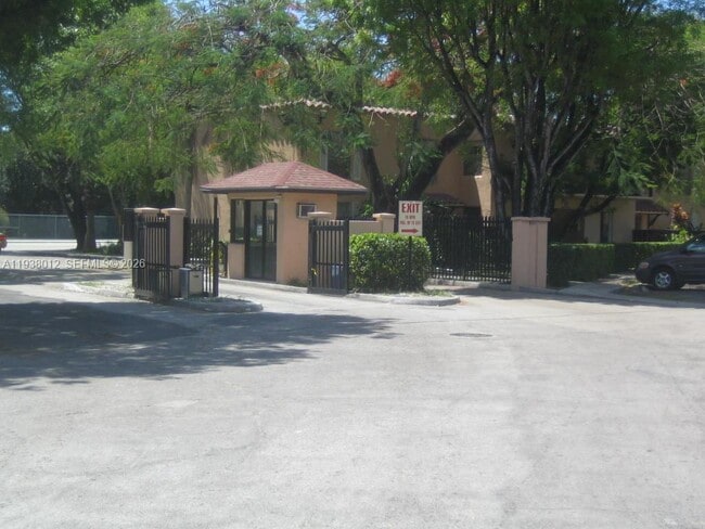 Building Photo - 10802 N Kendall Dr