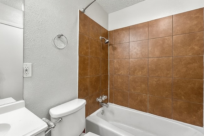 Building Photo - Pet-Friendly 5BR/2BA Home w/ Garage & Fenc...