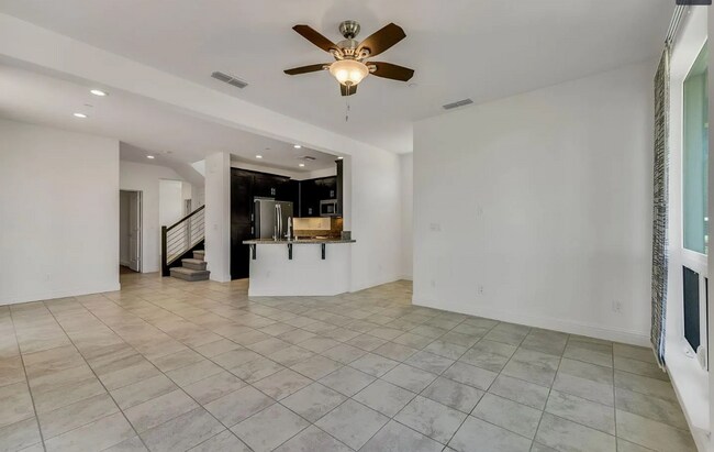 Building Photo - 3 bedroom | 3.5 bathroom | Davis Single Fa...