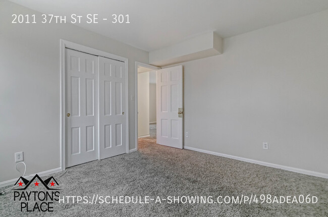 Building Photo - Spacious condo unit in well kept building.