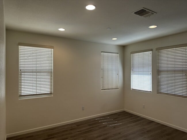 Building Photo - Gorgeous Mountain House 4 Bedroom 3 Bath Home