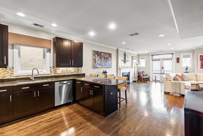 Building Photo - 3635 N Wilton Ave