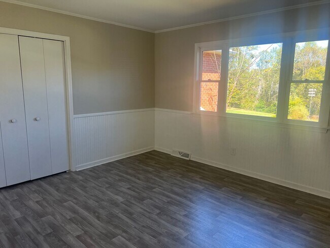 Building Photo - Welcome to this charming 3-bedroom, 1.5-ba...
