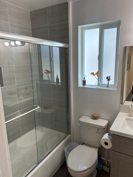 Building Photo - 1121 1/2 N Berendo St