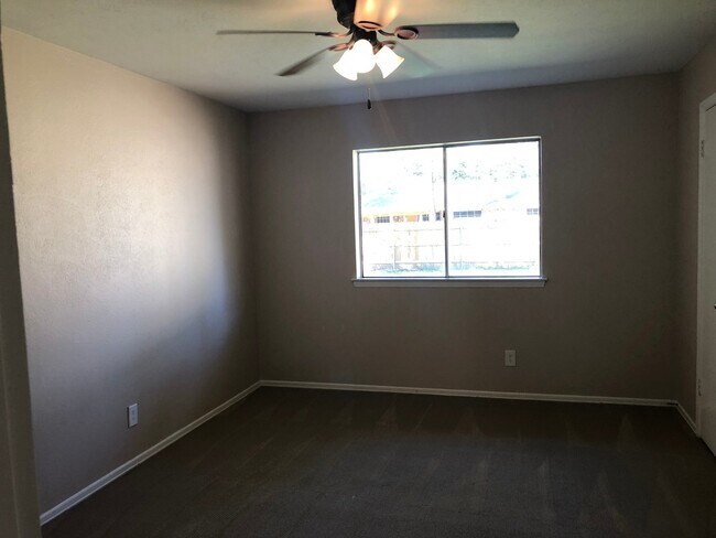 Building Photo - 3 Bedroom / 2 Bath / 2 Car Garage in Quiet...