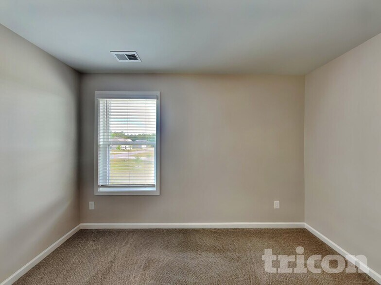 Building Photo - 20 Evergreen Ln