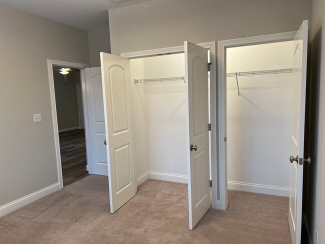 Building Photo - Beautiful 3 Bedroom 2 Bath Condominium