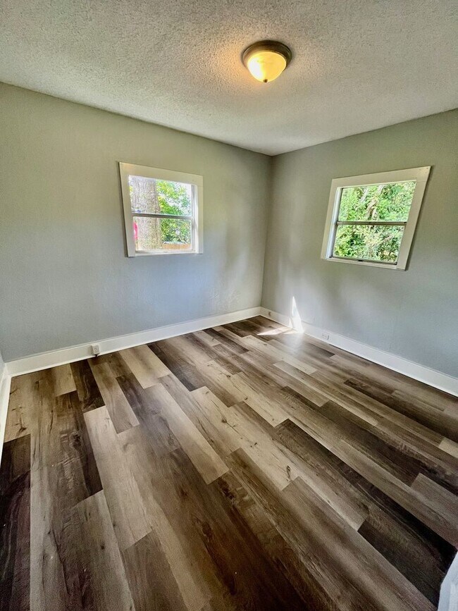 Building Photo - HUGE Dade City 3BR/1BA/1 Car Garage Home w/Tons of Living Area! NO APPLICATION FEE!