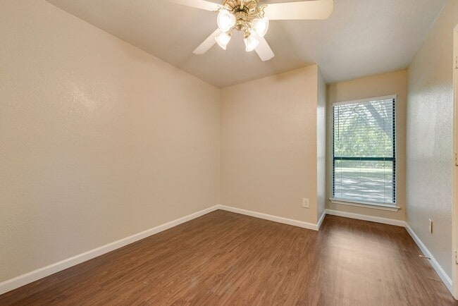 Building Photo - 208 E Denton Dr