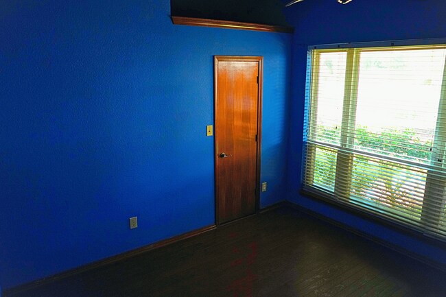 Building Photo - 3505 Crescent Ct