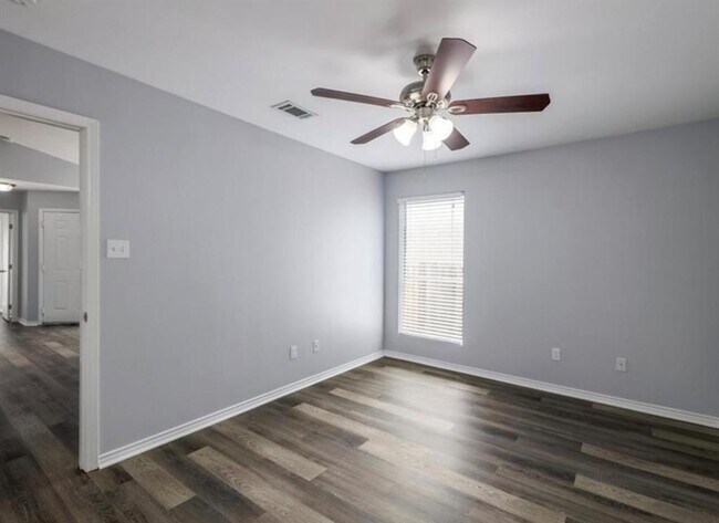 Building Photo - 2132 Andover Dr