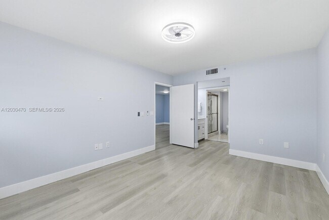 Building Photo - 550 SW 138th Ave