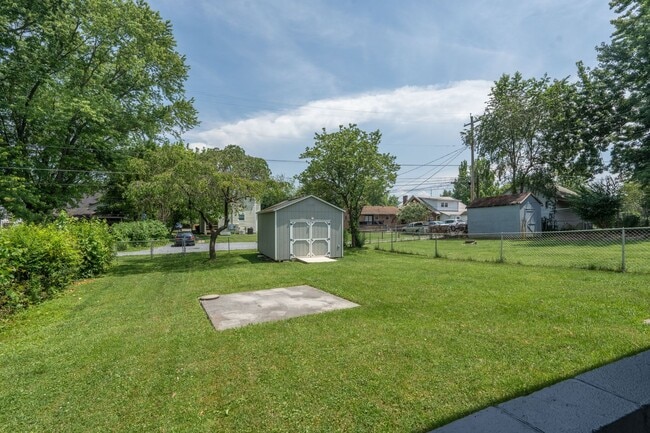 Building Photo - 3 bed and 1 bath house with fenced yard  i...