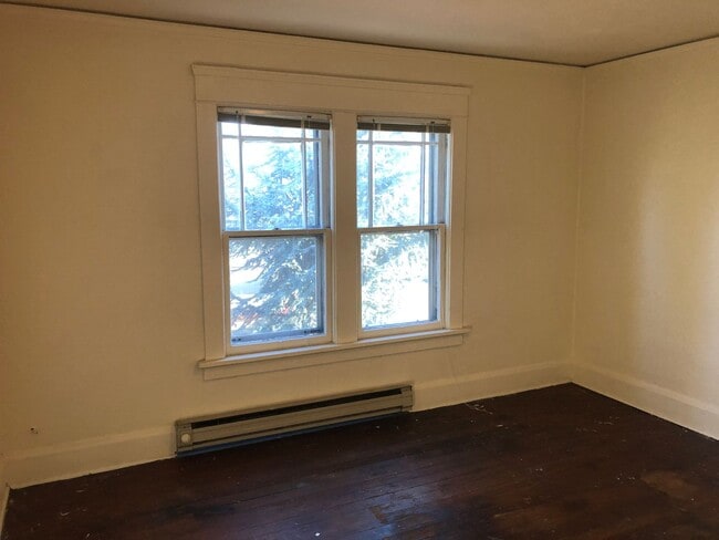 Building Photo - Vintage Campus House ~  3 bedrooms, 1.5 bath