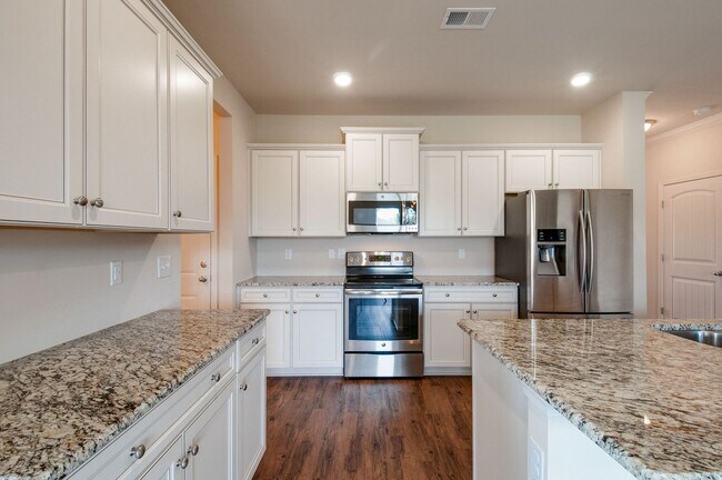 Building Photo - Gorgeous 4BR/2.5BA+Bonus executive home for lease in M'boro now! Triple Rockvale schools!