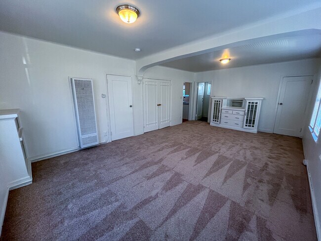 Building Photo - 1452 W 39th St