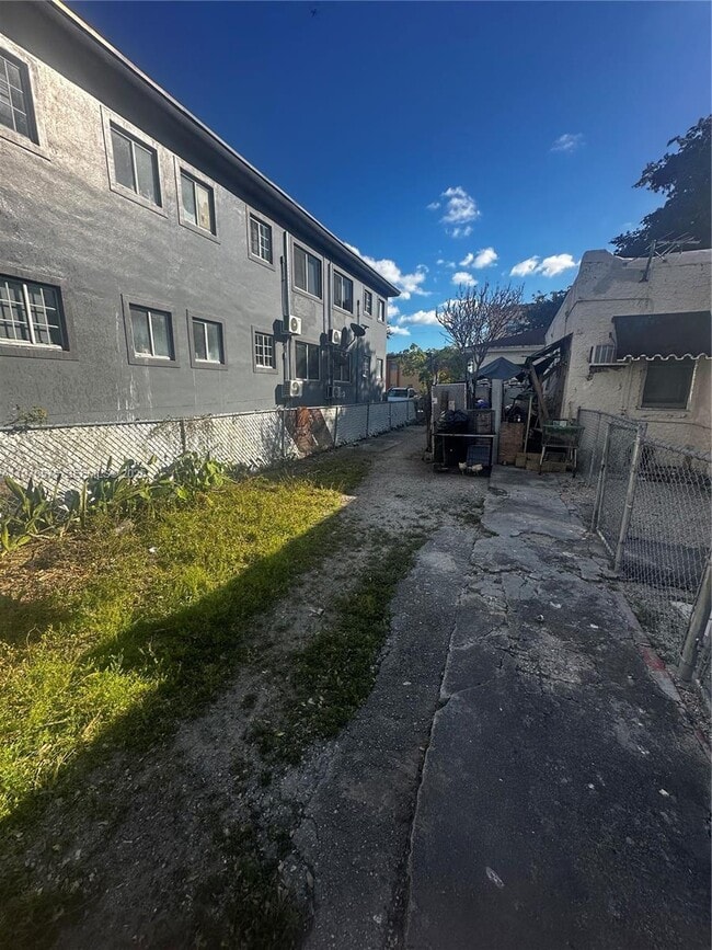 Building Photo - 1919 SW 2nd St