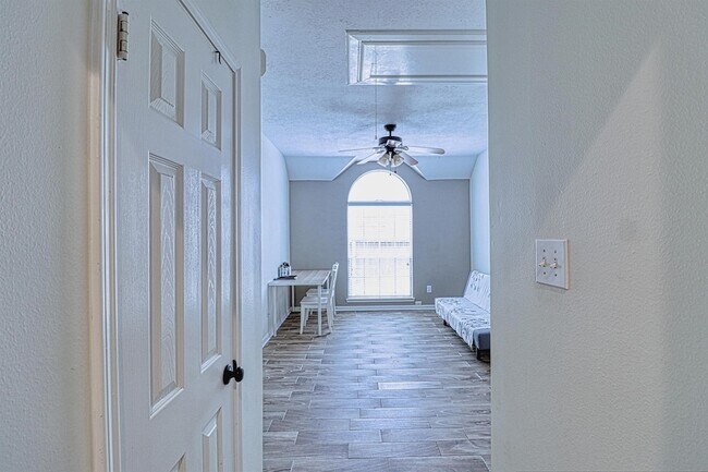 Building Photo - 2123 Meadow Park Cir