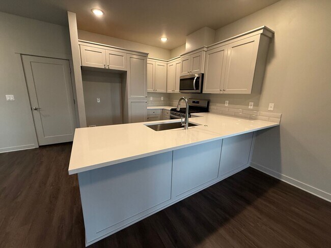 Building Photo - Beautiful 3 Bed/2.5 Bath Townhome - NE Bend